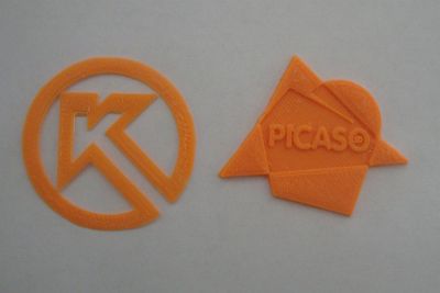Логотипы КОМПАС-3D и PICASO 3D, распечатанные на 3D-принтере