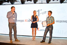 Александр Макаров (Softkey) поздравляет Дмитрия Шкредова (Вертекс) с победой в номинации «Лучшее инновационное решение»