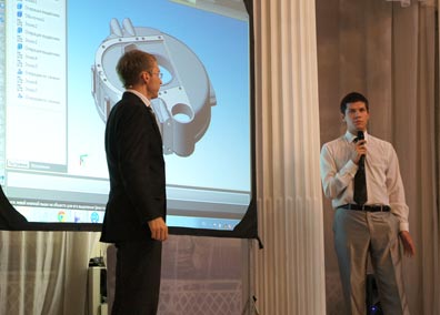«Шпион» (слева) снял маску и смело расспрашивает эксперта о новинках КОМПАС-3D V14