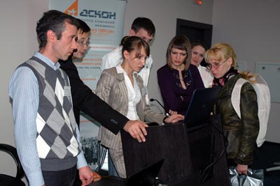 Участники семинара в Новосибирске обсуждают доклад о новинке