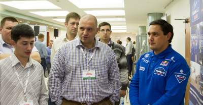 Александр Щеляев (в центре) общается с инженерами команды «КАМАЗ-мастер»