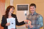 Руслан Каирбаев из ТОО «Проекттехстрой» получает приз за викторину