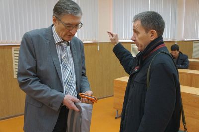 Александр Потемкин (справа) дает пояснения после своего выступления в Ярославле