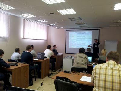 Директор по продукту КОМПАС-3D Анатолий Крючков выступает перед участниками обучения-тренинга