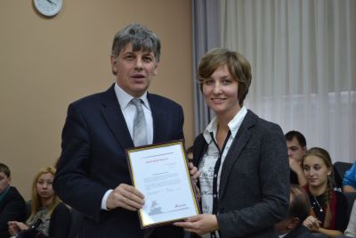 Ольга Калягина (АСКОН) вручает личную благодарность директору Института космической техники Валерию Левко за поддержку конкурса