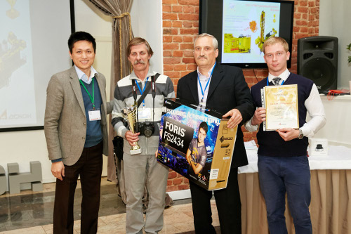 Директор отдела продаж и маркетинга компании MSI Ханс Ванг вручает главный приз коллективу «Рудгормаш-Воронеж»