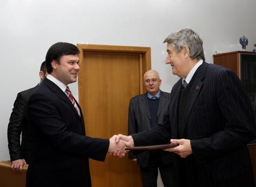 Владимир Алексеенко (АСКОН) вручает диплом  Сергею Левочкину, исполнительному директору МКБ «Факел»